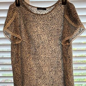 Women’s blouse - L white leopard split trim short sleeve